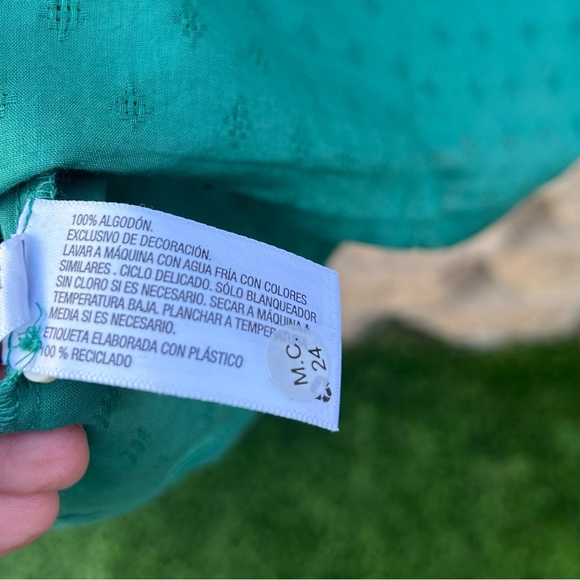 SzL-UniversalThread Shirt Sleeve top w/lace detail see last photo for small spot - Picture 4 of 6